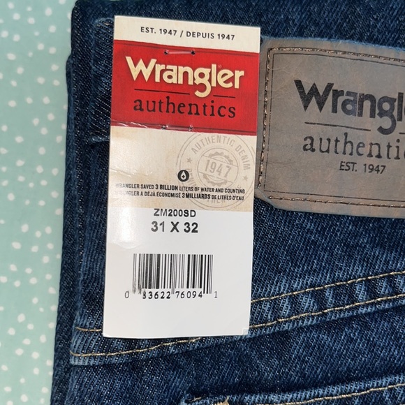 🆕🎉 Wrangler Authentic Men’s Dark Wash Jeans - Picture 3 of 5